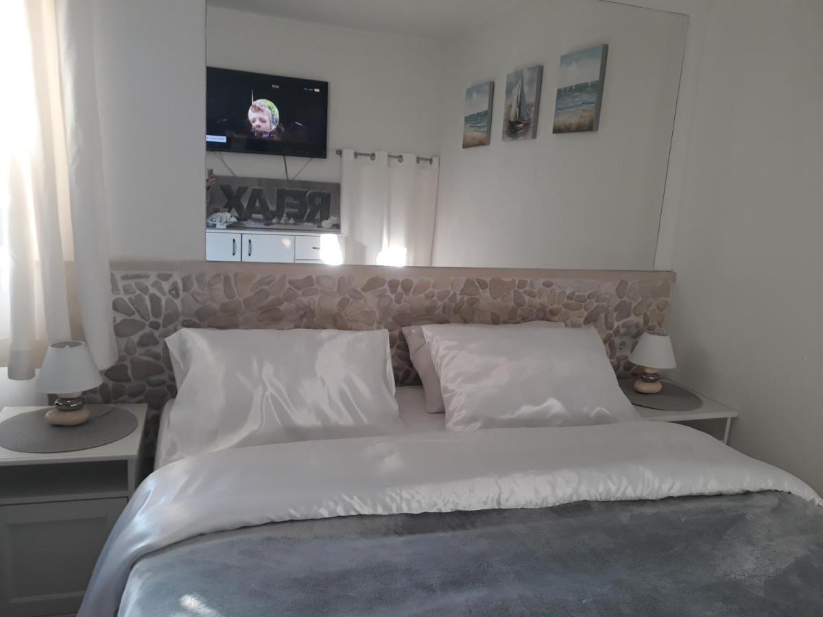 Relax Tiny Villas 40 Meters Of The Beach Zrnovo Bagian luar foto
